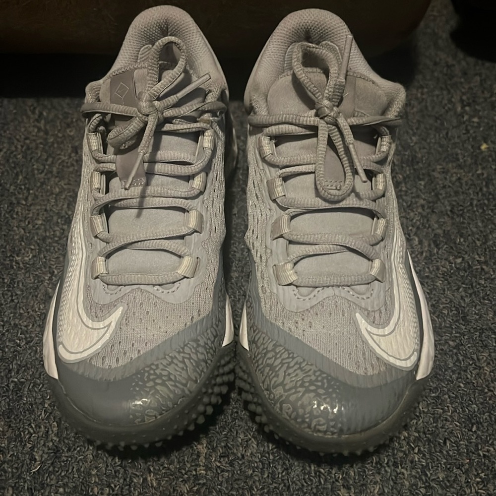 These are boys size 5 turf sneakers for football workouts or indoor training.